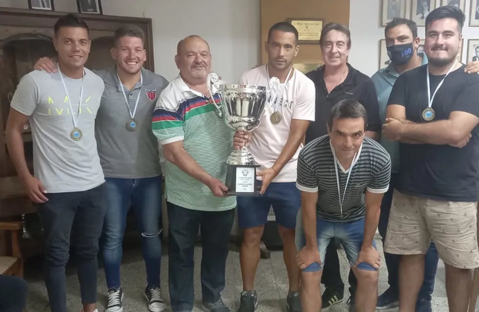 El presidente de la Liga Mendocina de Fútbol, Carlos Suraci entregó la copa a Andes Talleres, campeón del fútbol local, pero con un error en la placa: Copa Leopoldo Jacinto "Luquez".