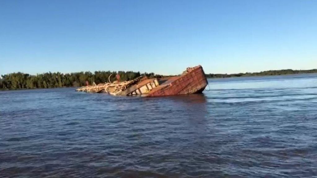 La embarcación ya fue verificada el año pasado por Prefectura de Corrientes, pero hoy volvió a despedir líquido.
