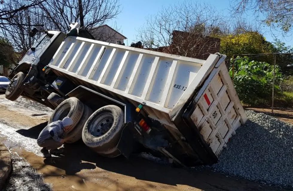 Se hundió el asfalto y un camión cayó en un pozo en Villa El Libertador.