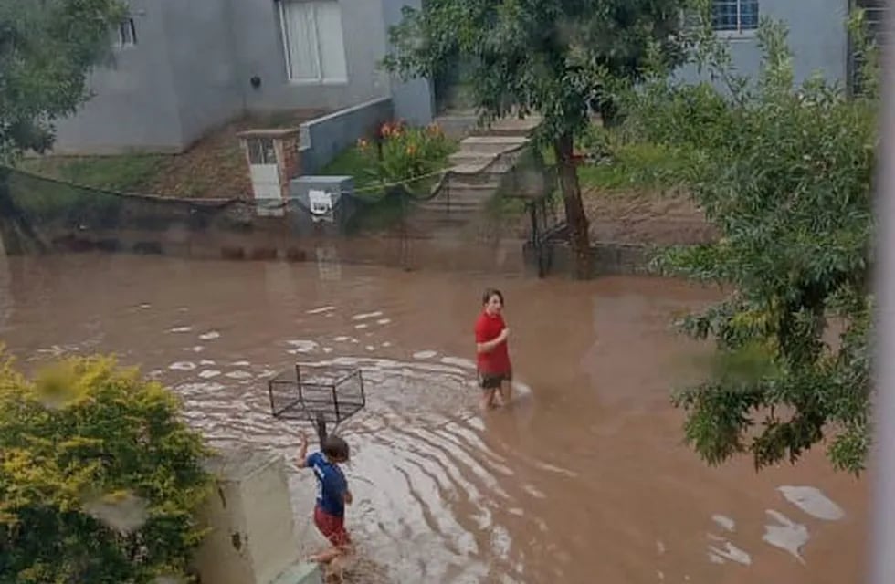 Se inundaron las calles del country La Catalina. Vecinos de la zona denuncian falta de respuesta de la Municipalidad.