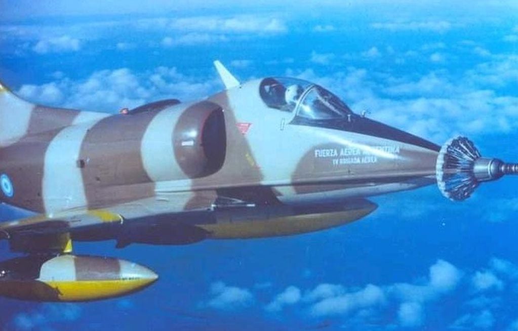 Caffaratti, durante un reabastecimiento en vuelo, en el marco de una misión en mayo del '82. El 8 de junio de ese año, durante el ataque en Bahía Agradable, fueron abatidos por aviones Harrier británicos los pilotos argentinos Juan José Arrarás, Danilo Rubén Bolzán y Jorge Alberto Vázquez.