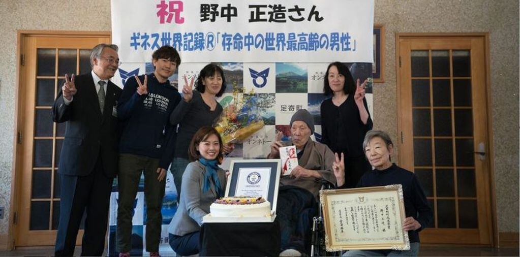 El ciudadano japonés Masazo Nonaka con su familia. (AFP)