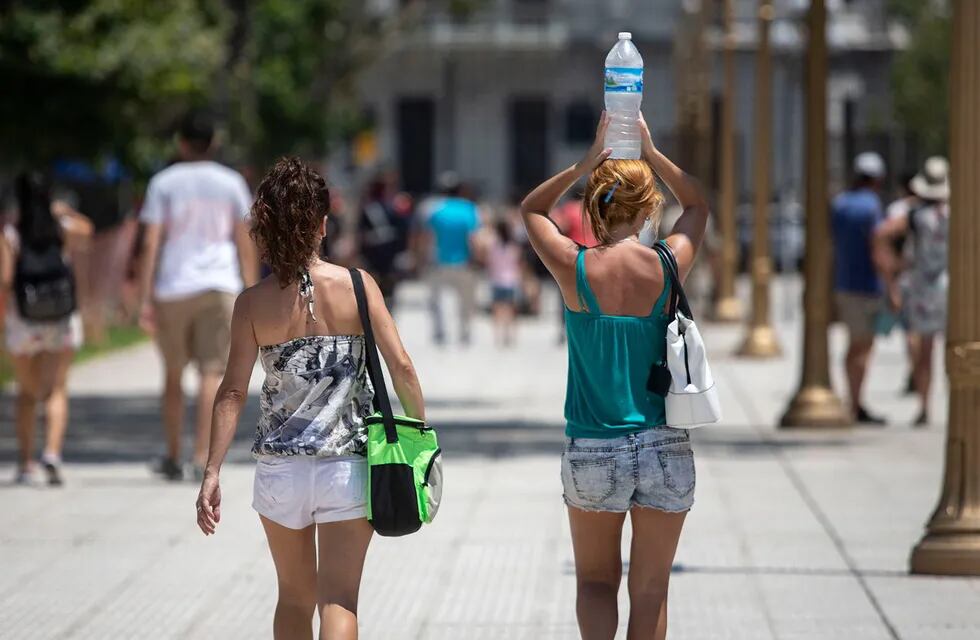 Para evitar golpes de calor, un bar de Resistencia regala agua a personas en situación de calle y animales (imagen ilustrativa)