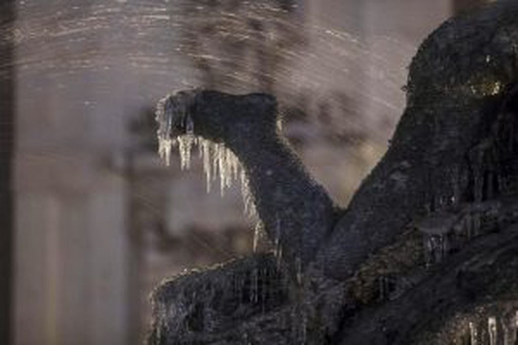 . Rome (Italy), 07/01/2017.- The Naiadi Fountain is covered in ice at the Piazza della Repubblica, downtown Rome, Italy, 07 January 2017. Cold weather pushed temperatures below zero degrees Celsius in Rome. (Roma, Italia) EFE/EPA/MASSIMO PERCOSSI