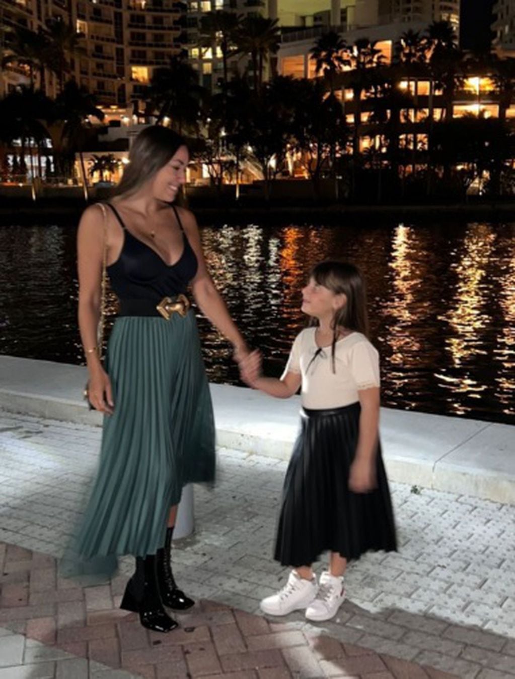Floppy y Moorea combinaron faldas plisadas en la noche de Miami.