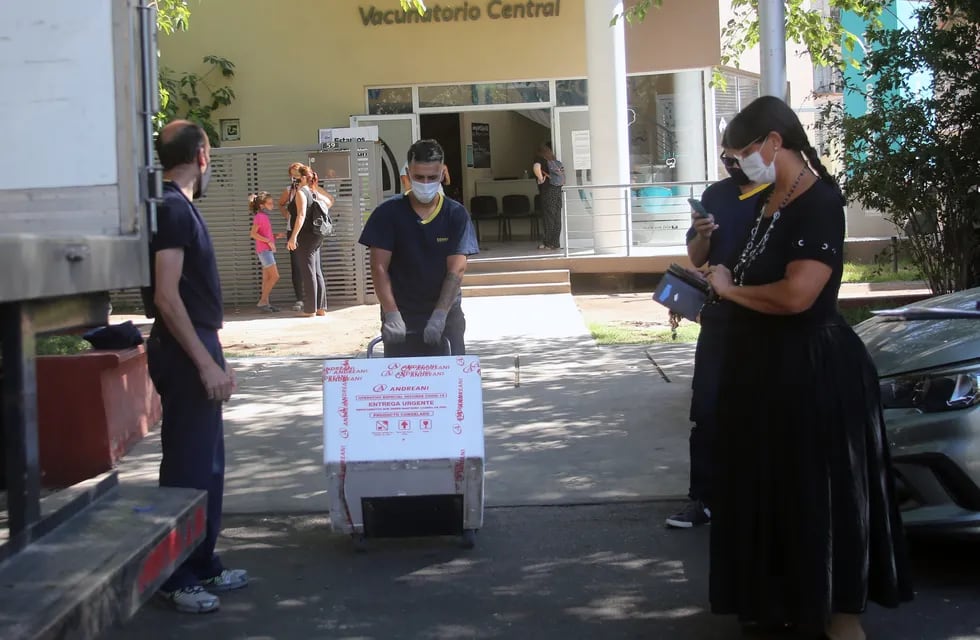 Las 5.000 segundas dosis de la vacuna Sputnik V son entregadas en el Vacunatorio Central de la Ciudad de Mendoza esta mañana. Gentileza Gobierno de Mendoza