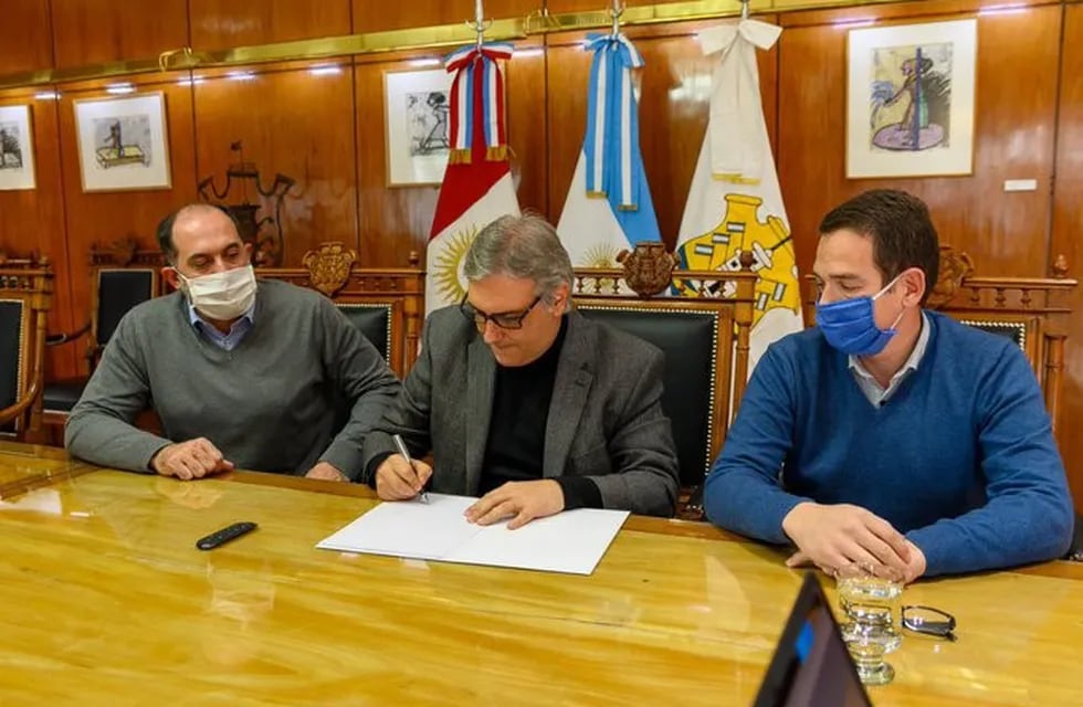 El intendente Martín Llaryora firmó el acuerdo para recibir la asistencia financiera ante la emergencia sanitaria.