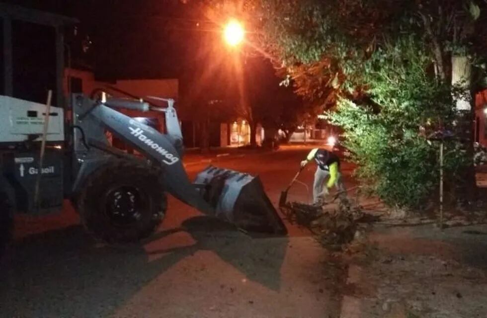 Con maquinaria pesada el municipio trabaja en tareas de limpieza. (Prensa Municipio de Resistencia)