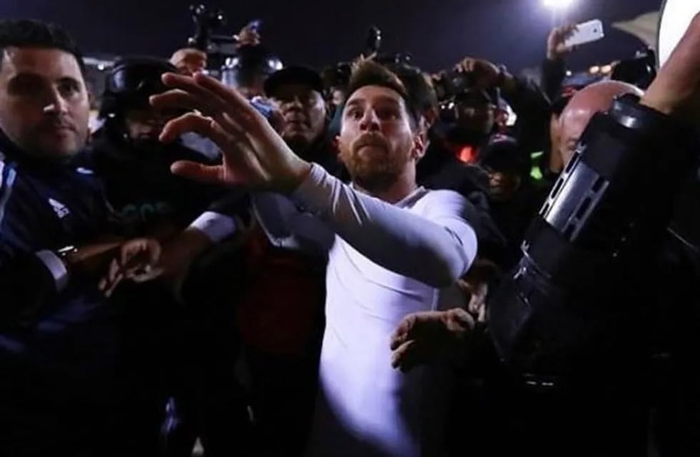 Lionel Messi dio su remera tras el triunfo ante Ecuador. Foto: Twitter.
