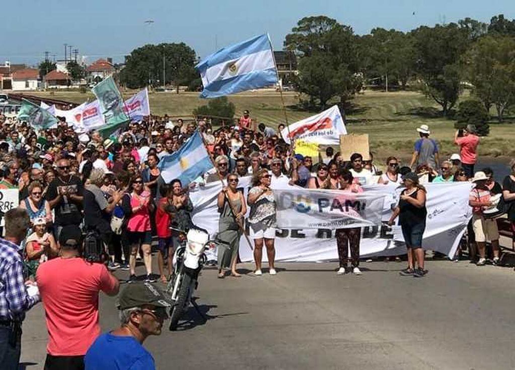 Protesta en reclamo del no cierre de PAMI Quequén - 3