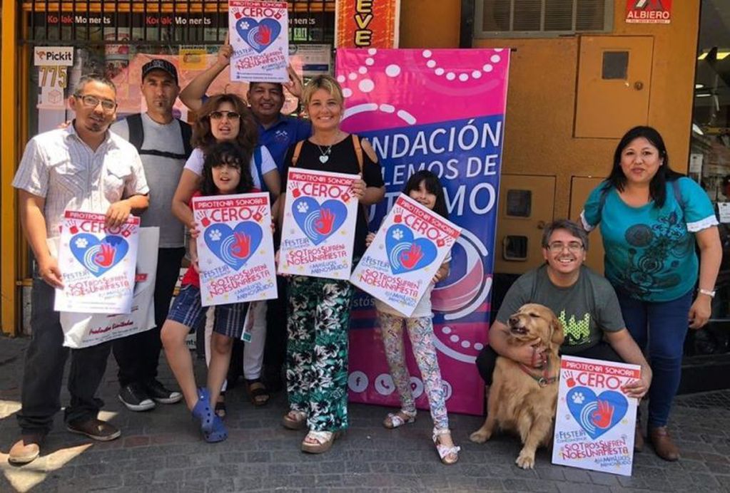 Padres de niños con autismo y propietarios de mascotas encabezaron la campaña por pirotecnia sonora cero, en el centro de San Salvador de Jujuy, a la que adhirieron peatones y comerciantes.