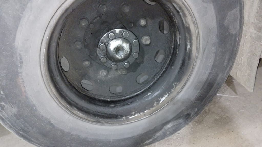 "Una rueda empapada de aceite porque pierde fluido el palier", explicó el abogado.