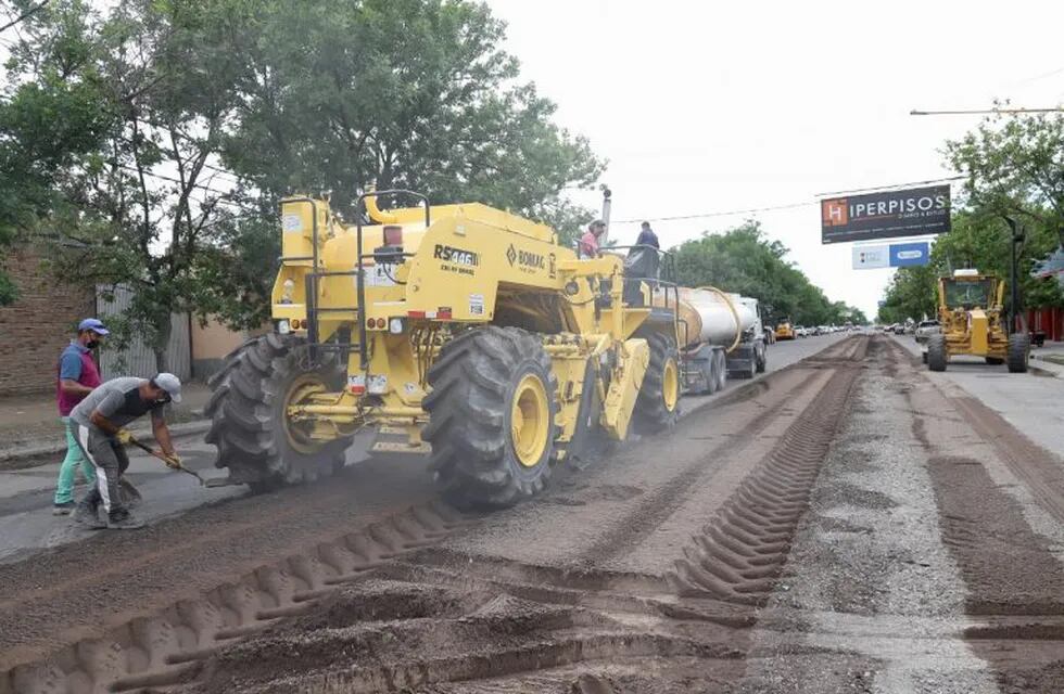 Comenzó el asfaltado de avenida Sarmiento en San Rafael