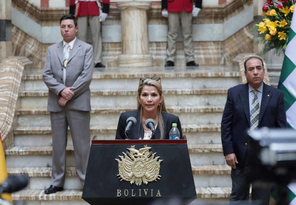 La presidente interina de Bolivia, Jeanine Añez, pronuncia su mensaje en el palacio presidencial, el jueves 14 de noviembre. REUTERS/Luisa Gonzalez