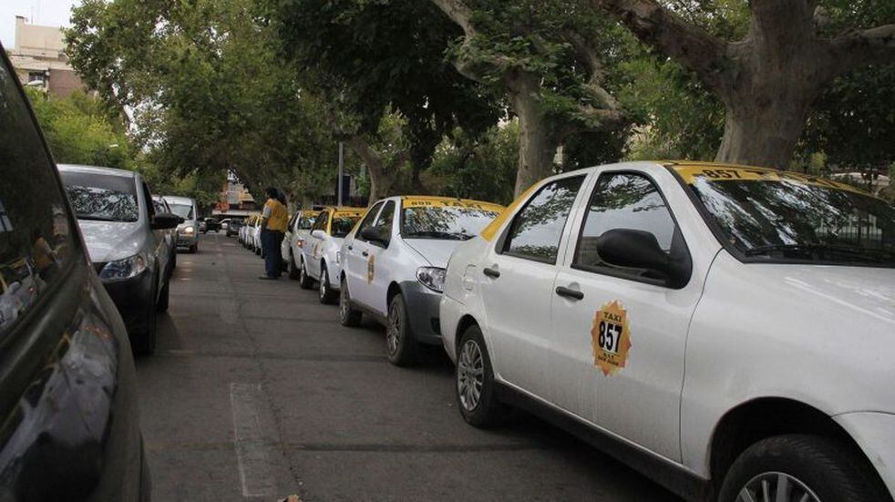 Ante una serie de robos a taxis y remises, entregarán "botón antipánico" a los choferes