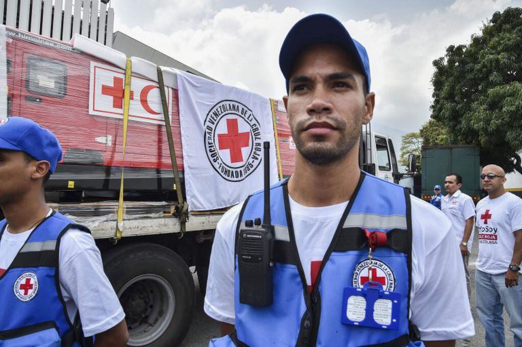 Un miembro de la Cruz Roja supervisa el arribo de los insumos.