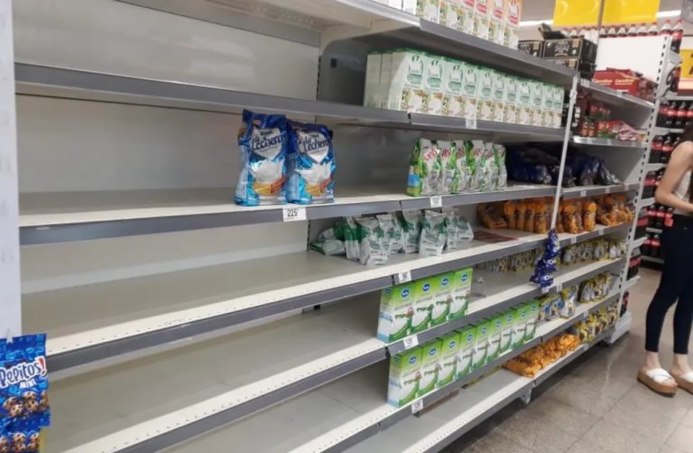 Un supermercado céntrico de la capital riojana refleja en sus góndolas el desabastecimiento del producto
