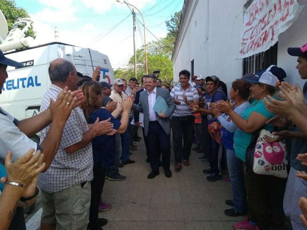 Así recibieron los manifestantes a Guillermo Osnaghi durante su llegada a la audiencia. (Foto: Radio Dos)