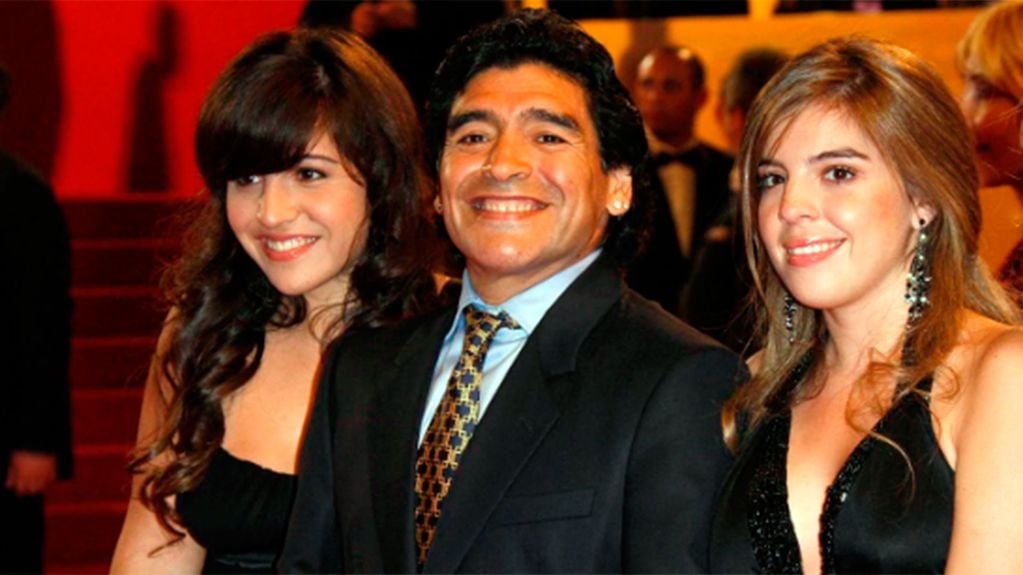Dalma y Gianinna Maradona junto a Diego. 
