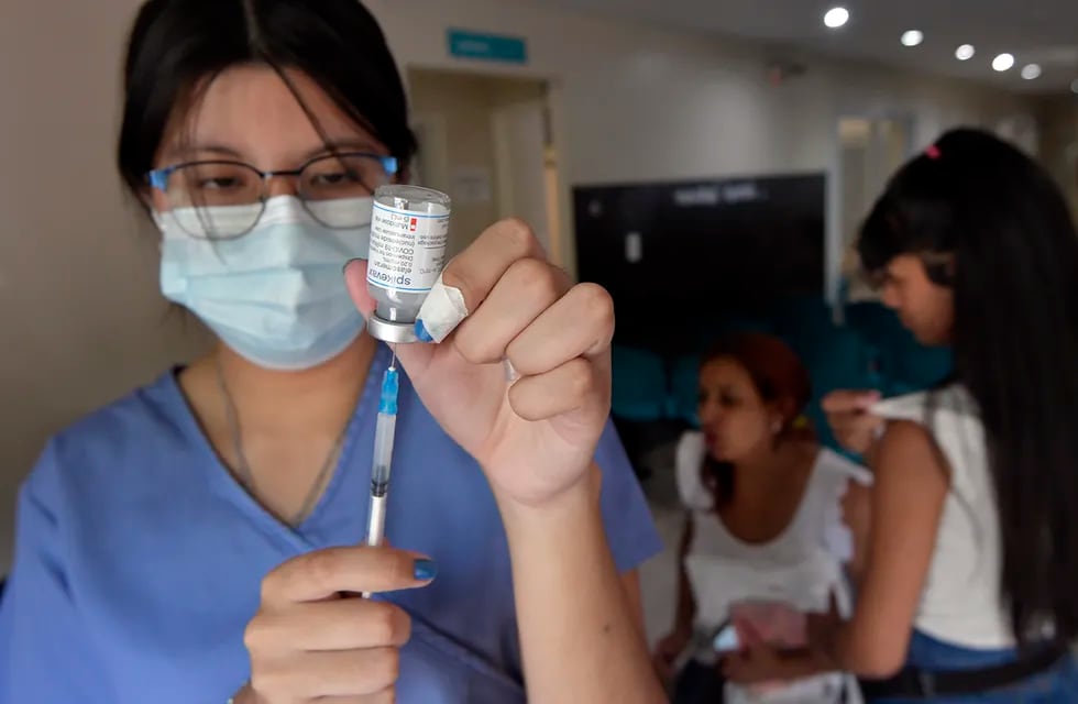 Ante el incremento de contagios y muertes a nivel nacional, y una nueva subvariante de ómicron, el Ministerio de Salud Argentino anunció la ampliación de los planes de vacunación para los niños, niñas y adolescentes.
Foto: Orlando Pelichotti / Los Andes