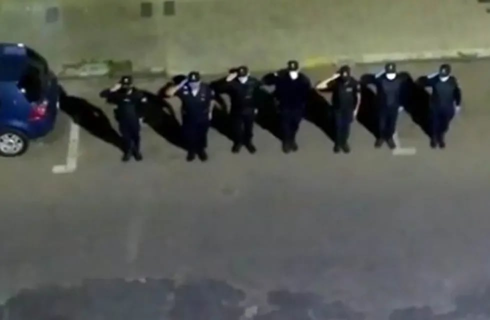 Policías bahienses hacen formación en la calle para entonar el himno