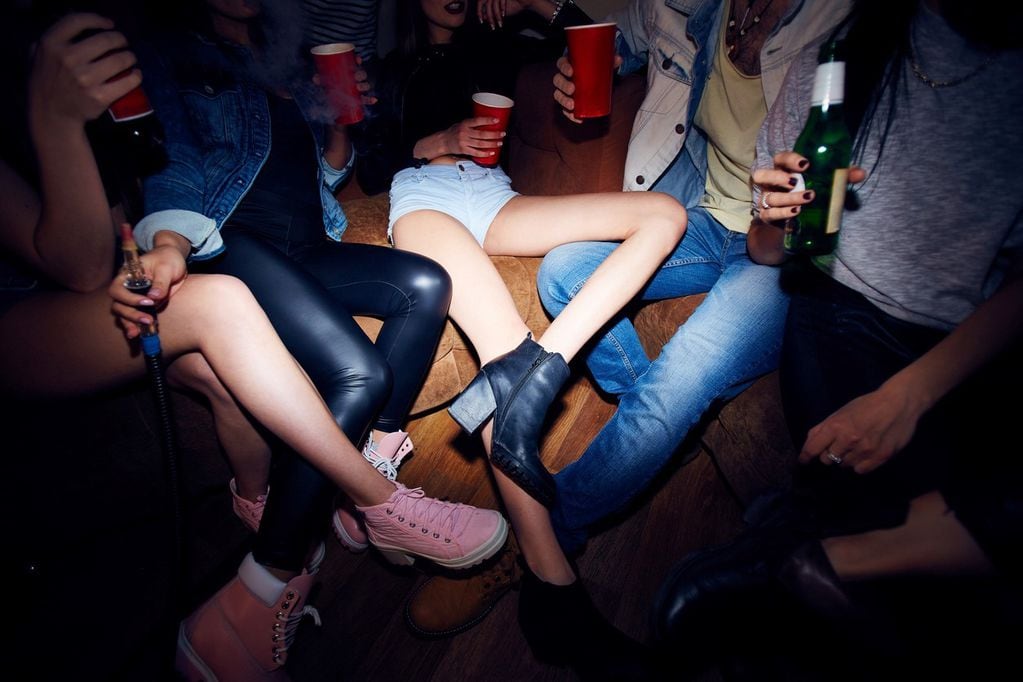 Jóvenes abusan del consumo de alcohol.