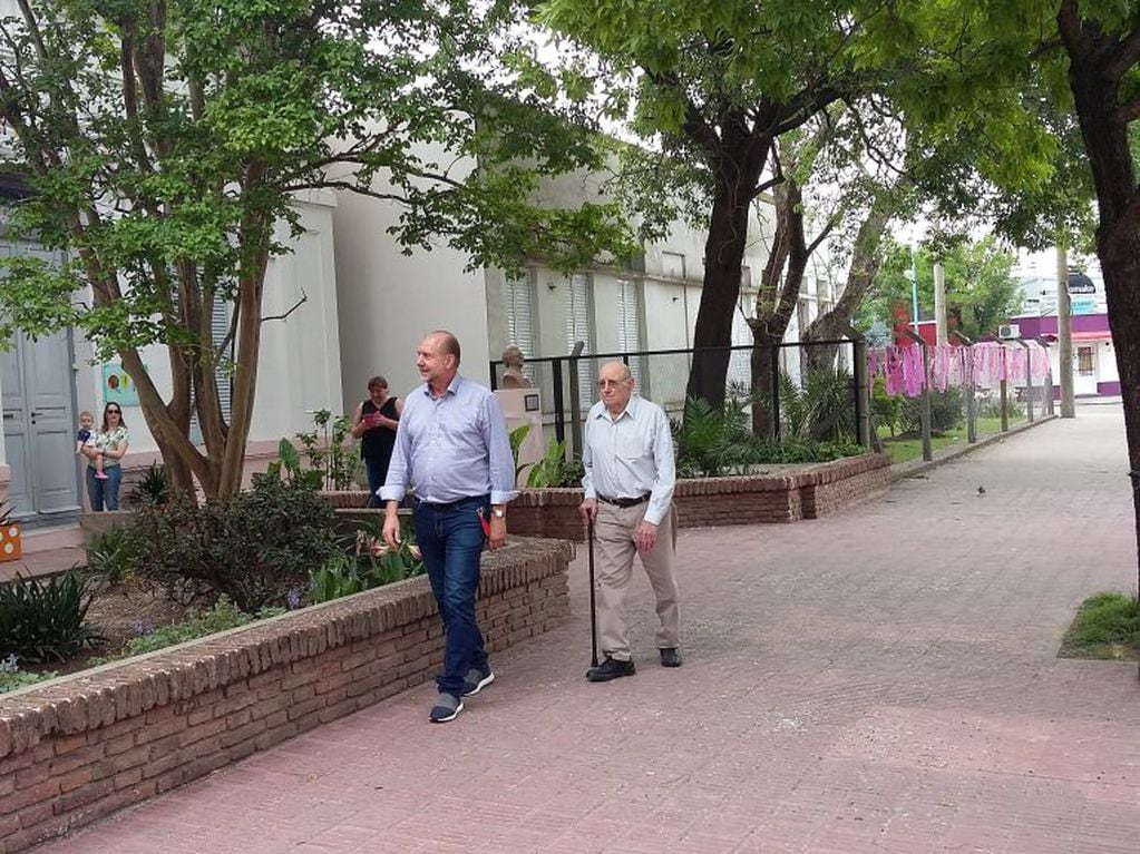 Omar Perotti junto a su padre, llegado a la escuela (Vía Rafaela)