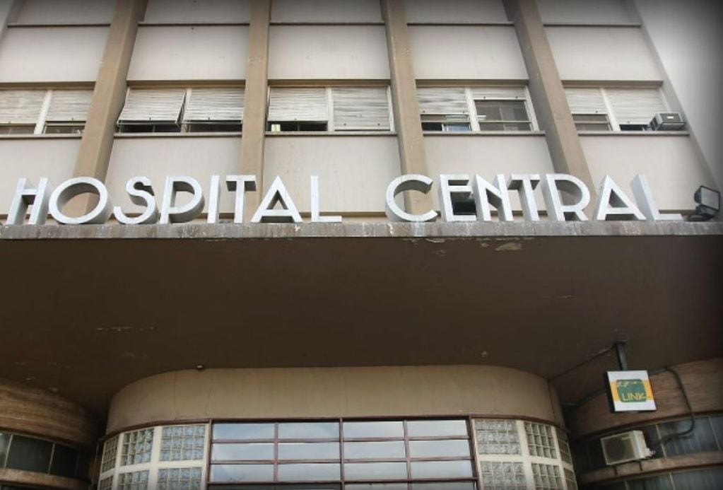 El acompañante de la mujer que falleció tras caer en su moto en San Martín permanece internado en el Hospital Central.