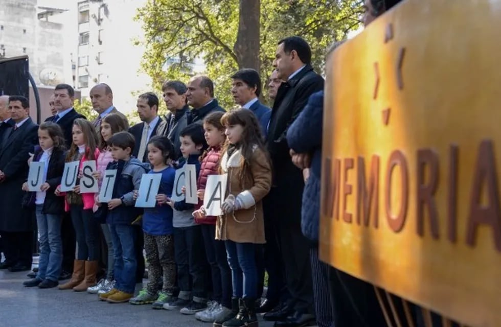 A las 13, en Plaza Independencia harán un homenaje a las víctimas del atentado a la AMIA