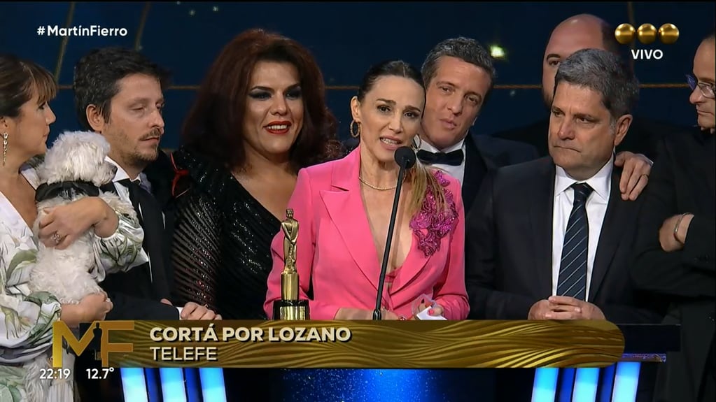 El momento en que el equipo de "Cortá por Lozano" recibe el Premio Martín Fierro a mejor magazine del año.