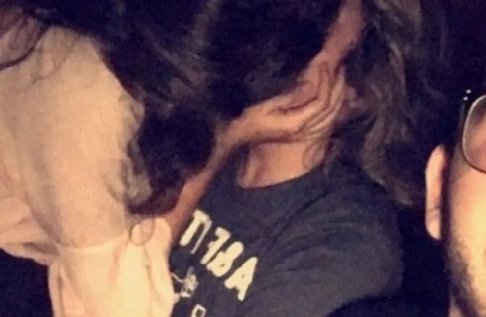 Un joven descubrió a su novia a los besos con otro