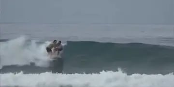 Un surfista golpeó brutalmente a una colega estadounidense a causa de una ola