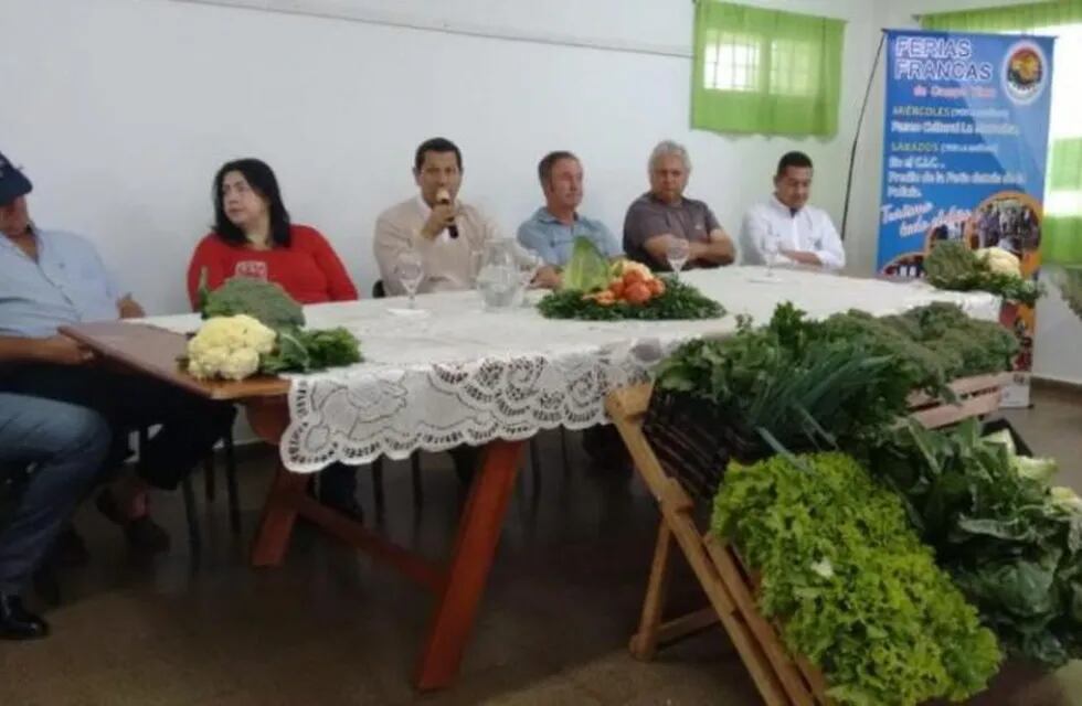 El intendente de Campo Viera, Juan Carlos Ríos (centro) expresó que la Municipalidad se hará cargo del 30% del costo de los productos.