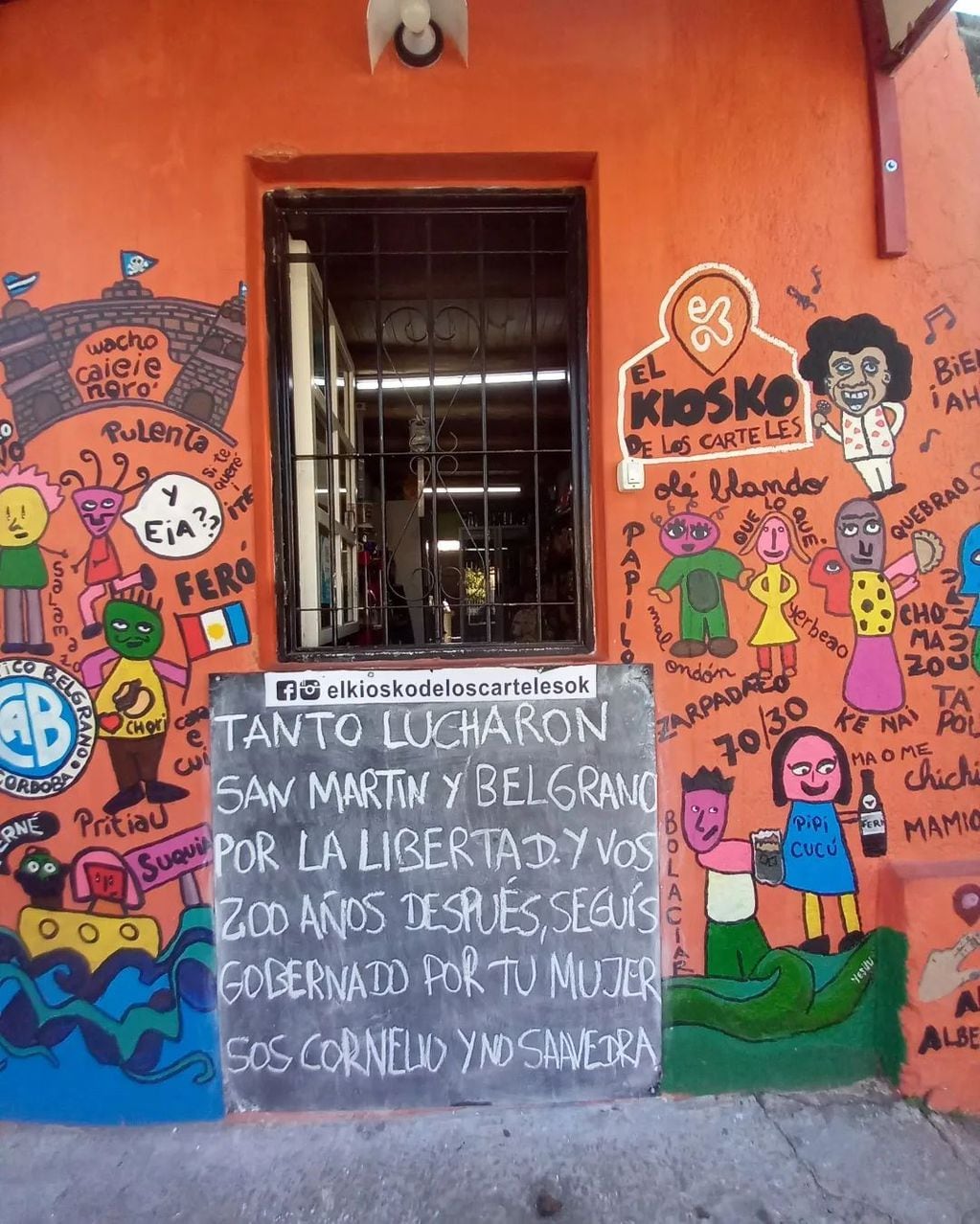El cartel se muestra en la parte de afuera del kiosco de barrio Alto Alberdi.