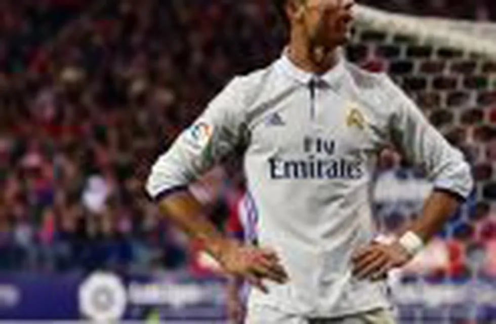 Real Madrid's Portuguese forward Cristiano Ronaldo celebrates after scoring his third goal during the Spanish league football match Club Atletico de Madrid vs Real Madrid CF at the Vicente Calderon stadium in Madrid, on November 19, 2016. / AFP PHOTO / GERARD JULIEN