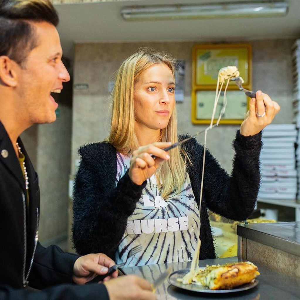 Luisana y Dario Lopilato comiendo en las pizzerías de la calle Corrientes.