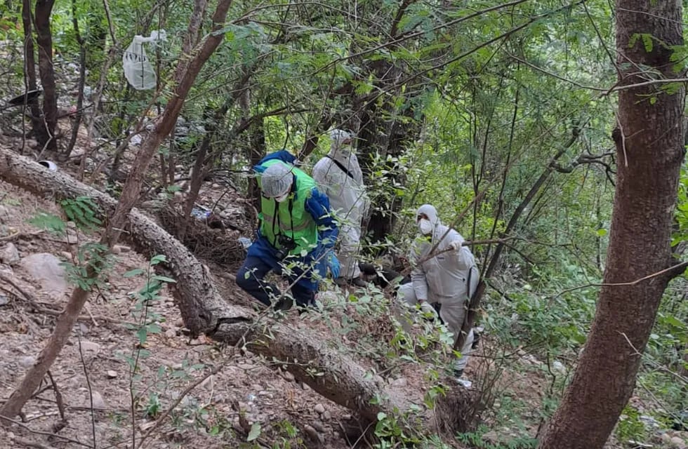 Personal especializado de la Policía de Jujuy extrajo el cadáver desde el escarpado barranco cercano al barrio Juan Pablo II.
