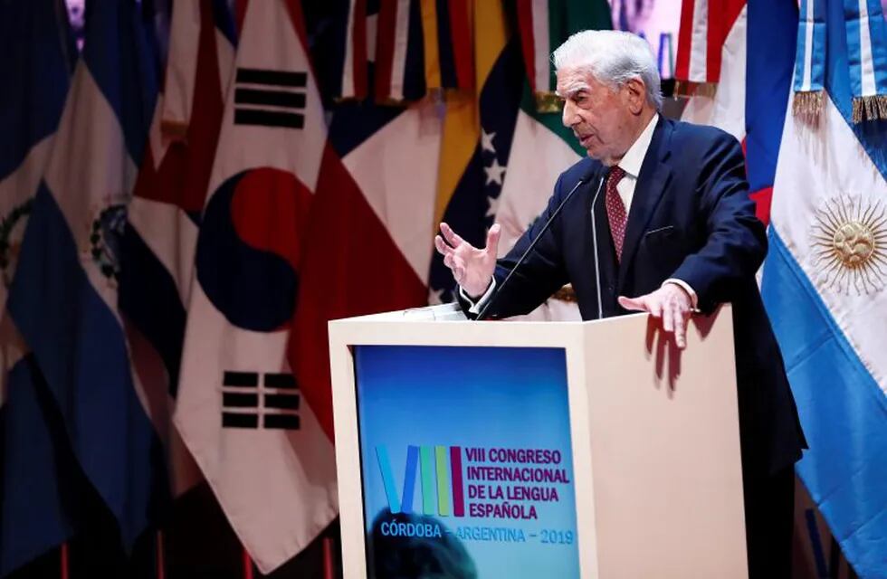 El escritor peruano Mario Vargas Llosa, durante su discurso en la sesión inaugural del VIII Congreso Internacional de la Lengua Española (CILE).