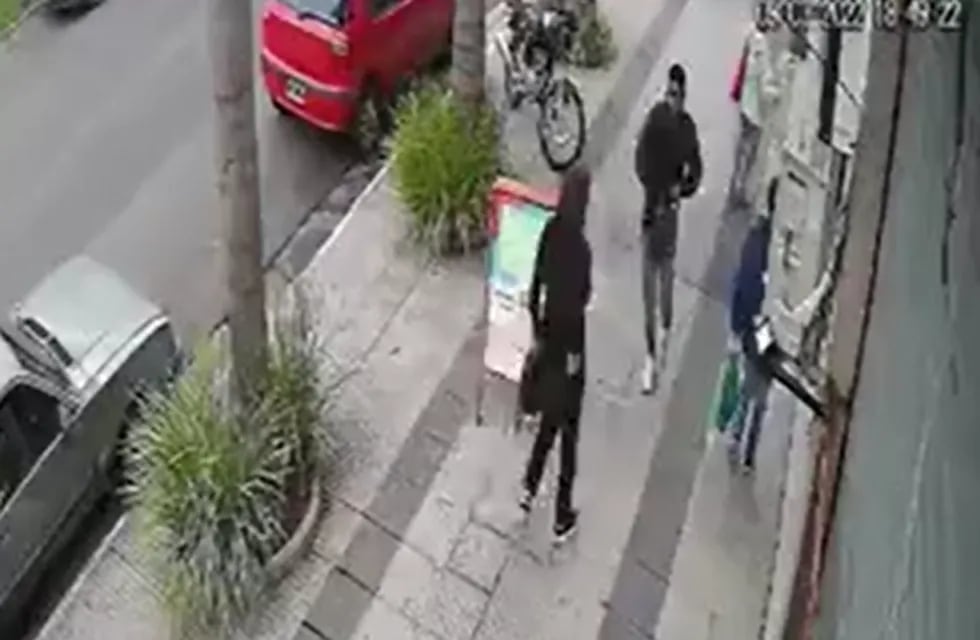 El instante previo a que el ladrón ataque a la mujer de 66 años. Captura de video.