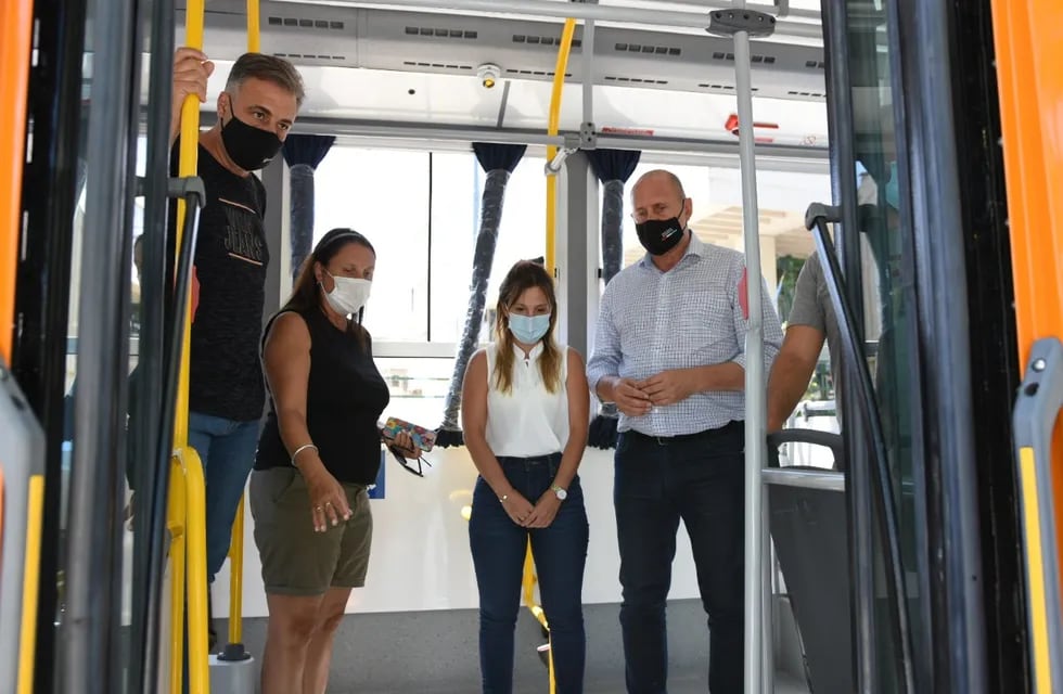 Perotti y Castellano recorrieron las dos nuevas unidades del transporte urbano de pasajeros de Rafaela