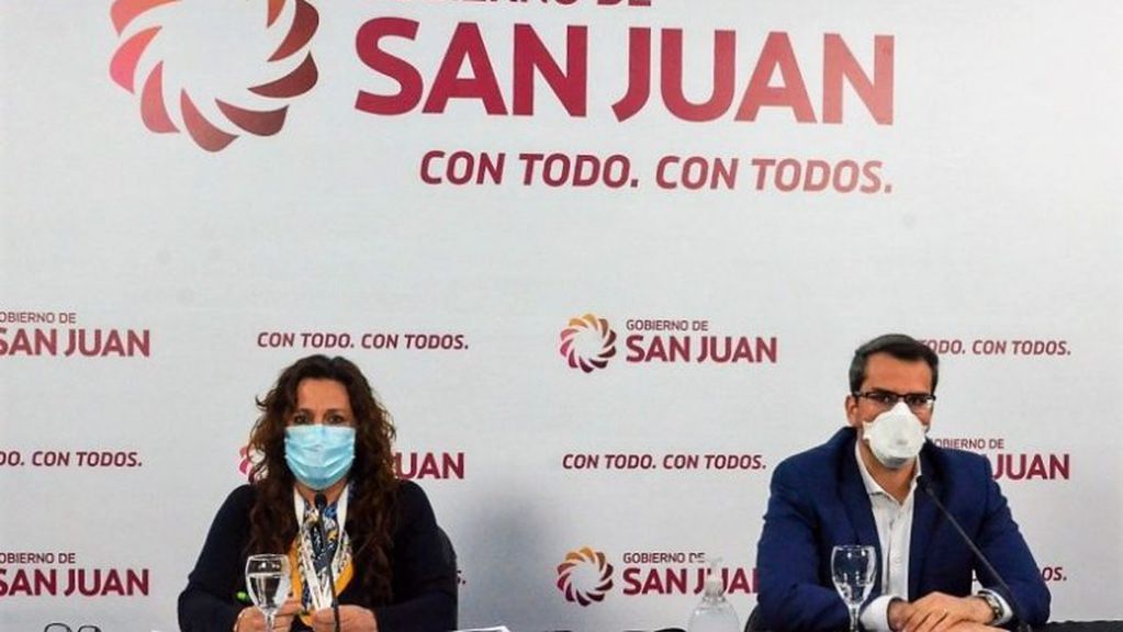 Mónica Jofré, de Epidemiología y Carlos Munisaga, de Segruidad, estuvieron al frente de la conferencia.