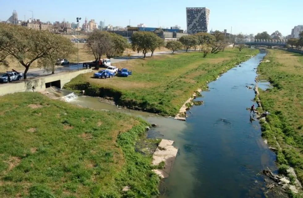 Volcamiento de líquidos cloacales de manera ilegal en el Río Suquía, procedimiento de la Patrulla Ambiental.