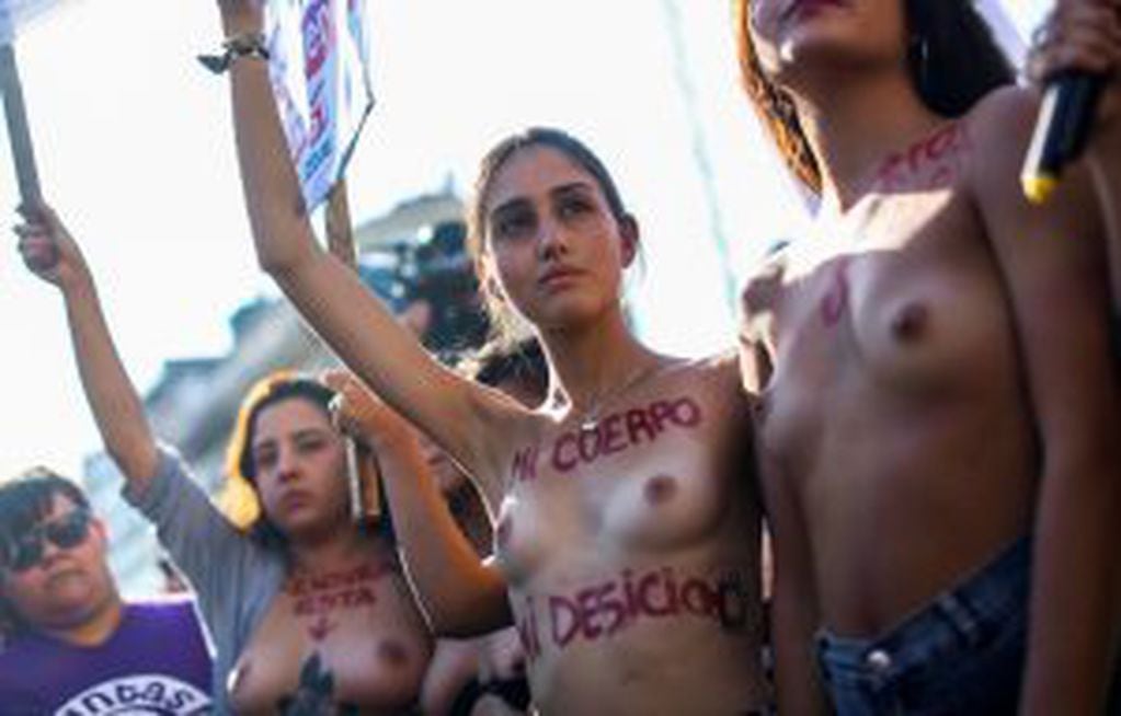 BAS10. BUENOS AIRES (ARGENTINA), 07/02/2017.- Mujeres participan de un "tetazo", una protesta contra la prohibición de hacer "topless", hoy, martes 7 de febrero de 2017, en el Obelisco de Buenos Aires (Argentina). La manifestación fue generada por un ampl