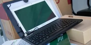 Conectividad: Entregaron 250 tablets a estudiantes en la UNCuyo