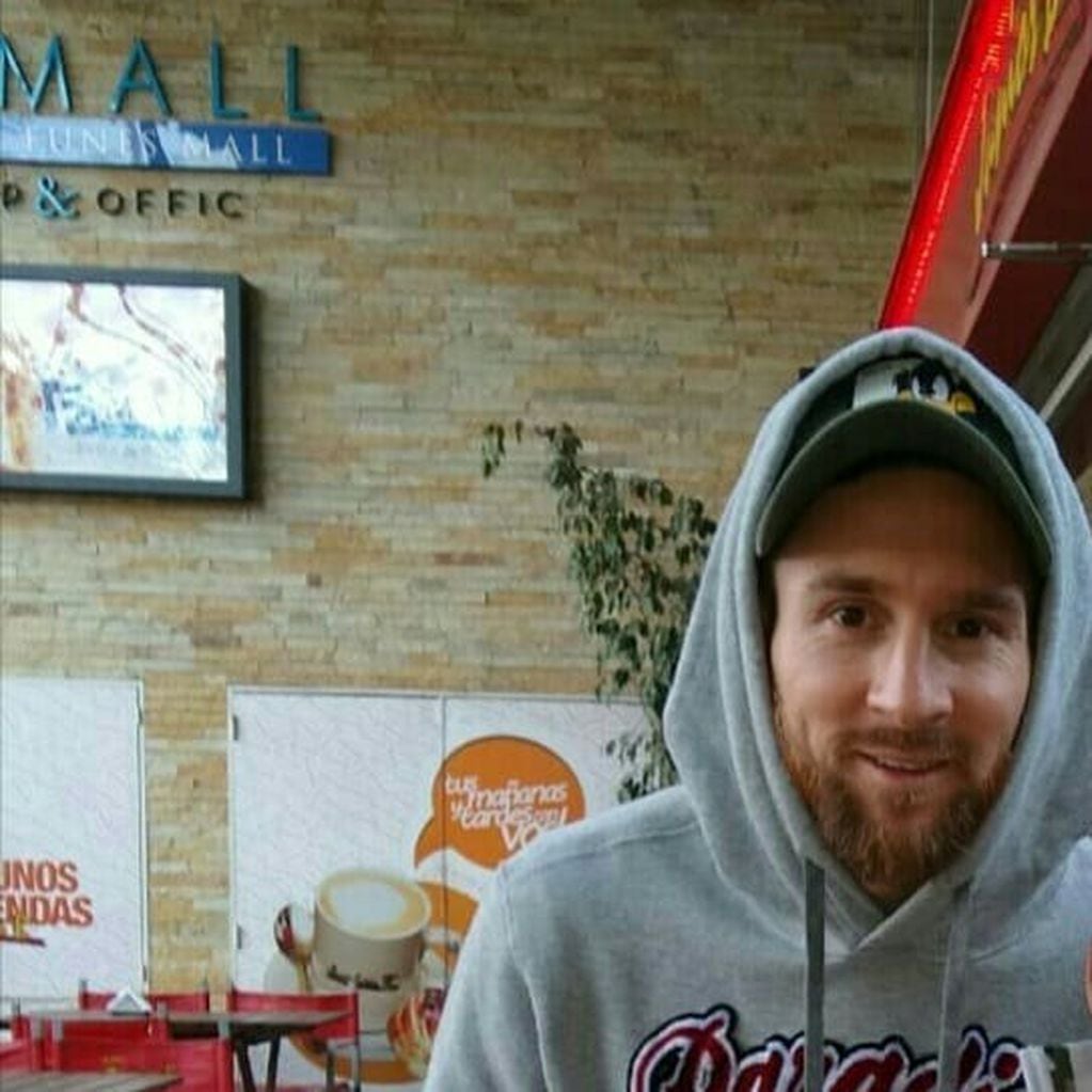 Lionel Messi estuvo en un shopping de Funes y se prendió para las fotos. ( Instagram / @funesmall)