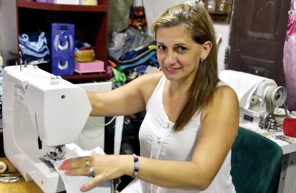 La modista de Posadas que fabrica cartucheras para los pibes que no pueden comprarlas. (El Territorio)