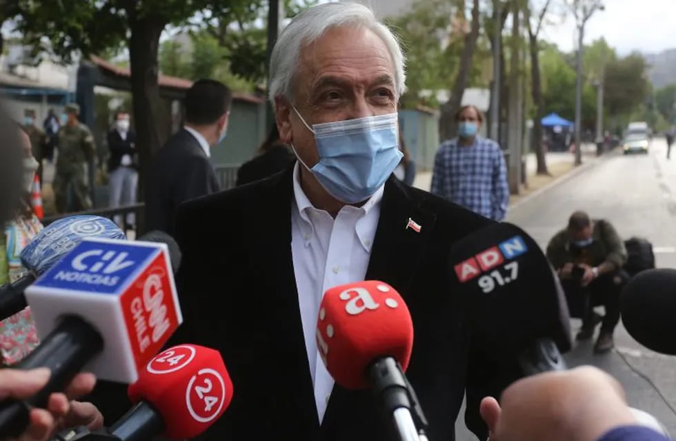 El presidente de Chile, Sebastián Piñera, habla con los medios en el centro de votación luego de emitir su voto en el plebiscito chileno. (EFE/Elvis González)