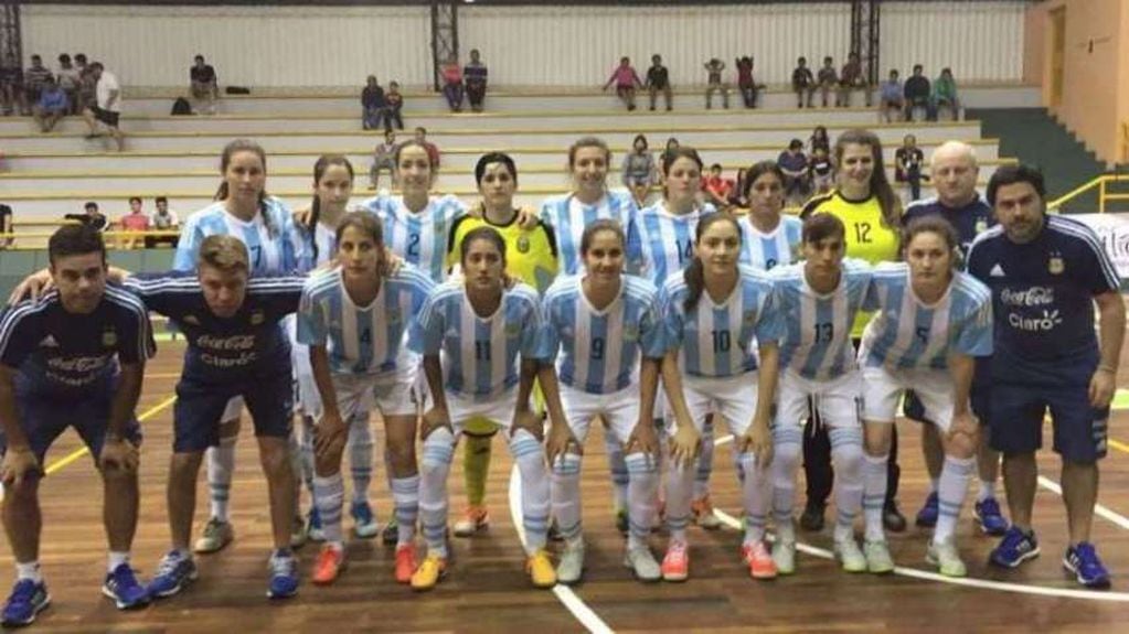 La mendocina Gimena Blanco (10) en la Copa América de futsal en Uruguay.