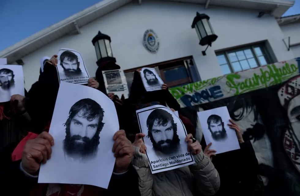 Manifestantes alzan el 29/08/2017 en Bariloche, Argentina, fotografías del activista desaparecido Santiago Maldonado. El joven fue visto por última vez el 1 de agosto. Participaba en protestas de comunidades indígeneas en reclamo de tierras. foto: Bartoliche Alejandra/telam/dpa