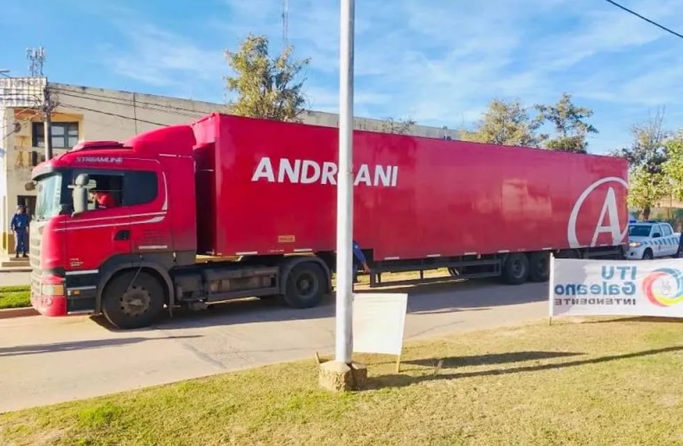 La empresa Andreani y ofrece en los camiones de transporte de urnas el control y el cierre hermético de los mismos